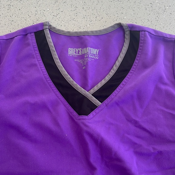 Greys Anatomy Scrub Top - Picture 3 of 3